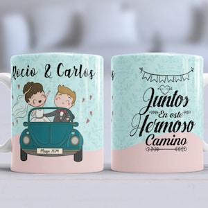 Puede incluir: Taza de cerámica blanca con una caricatura de novios en un coche turquesa, con los nombres "Rocio & Carlos" y la fecha "Mayo 2019". El reverso tiene el texto "Juntos En este Hermoso Camino".