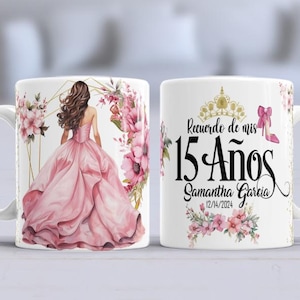 Puede incluir: Taza de cerámica blanca con un diseño floral rosa y una corona dorada. La taza presenta un gráfico negro de una mujer con un vestido rosa y el texto "Recuerdo de mis 15 Años Samantha Garcia 12/14/2024".