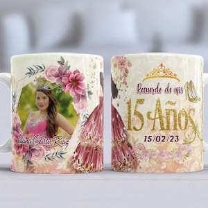 Puede incluir: Taza de cerámica blanca con un diseño floral rosa y dorado. La taza presenta una foto de una joven con un vestido rosa y una corona. El texto "Recuerdo de mis 15 Años" y "15/02/23" está impreso en la taza.