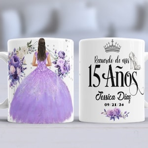 Puede incluir: Taza de cerámica blanca con un diseño floral morado y blanco y un dibujo de una mujer con un vestido morado. El otro lado de la taza tiene el texto "Recuerdo de mis 15 Años Jessica Diaz 09/21/24" con una corona y un zapato de tacón plateado.