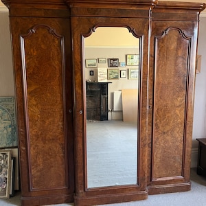 VICTORIAN ANTIQUE WARDROBE
