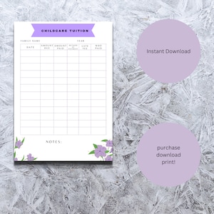 Op de afbeelding: Een printbare kinderopvang-tarieven tracker met een witte achtergrond en paarse bloemen. De tracker bevat kolommen voor de familienaam, datum, verschuldigd bedrag, betaald bedrag, betaalmethode, te late vergoeding en wie heeft betaald. De tekst "CHILDCARE TUITION" staat bovenaan de pagina.