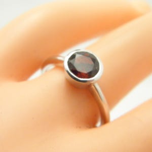 Vintage Sterling Silver Garnet Solitaire Ring Band Size O (US Size 7.25)