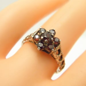 Anillo antiguo de oro blanco de 9 quilates con racimo de granates, talla M (talla estadounidense 6,25)