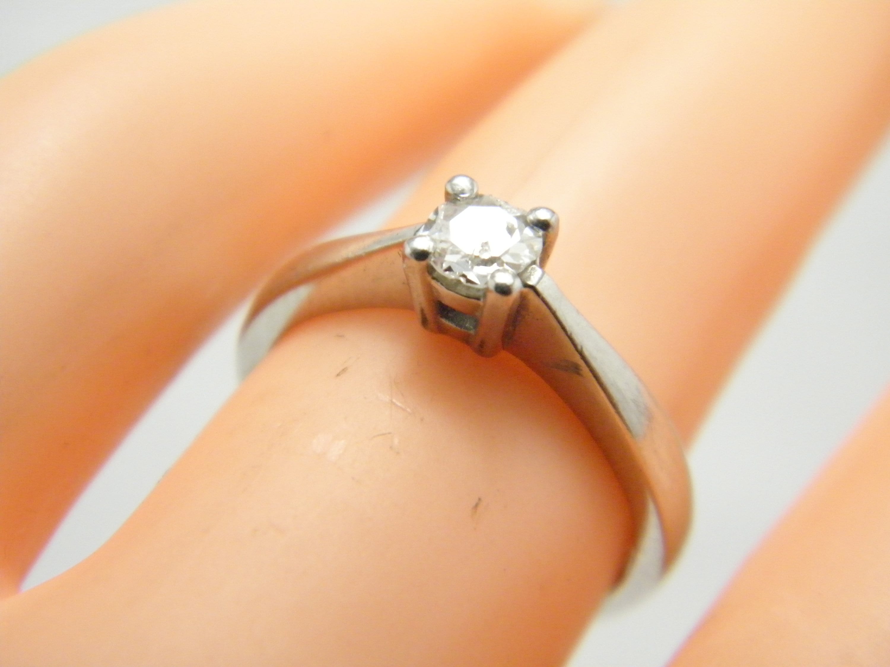 Vintage 950 Heavy Platinum 0.25 Cttw Diamond Solitaire Ring Band Size J 1/2 (US Size 5) Round D VS2
