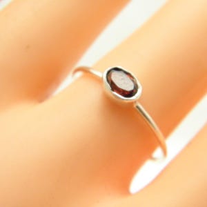 Vintage Sterling Silver Garnet Solitaire Ring Band Size R 1/2 (US Size 9)