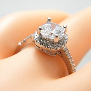 Anillo vintage de platino 950 con halo de diamantes de 1,50 quilates, talla Q (talla 8,25 EE. UU.), redondo ajustable, D VVS1