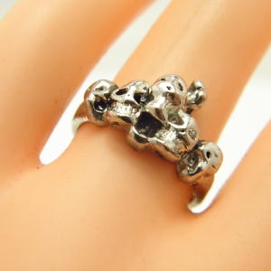 Vintage Sterling Silver Pile Of Skulls Signet Ring Band Size L (US Size 5.75)