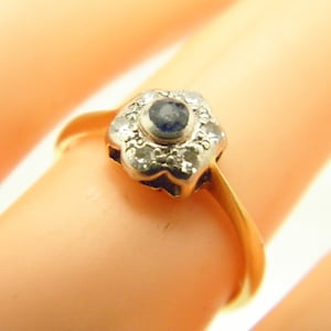 Anillo antiguo de oro de 18 quilates con zafiro y diamantes en racimo, talla K 1/2 (talla estadounidense 5,75), c. 1880