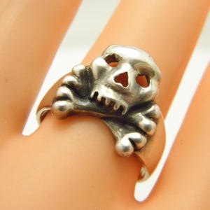 Vintage Sterling Silver Skull and Crossbones Signet Ring Band Size R (US Size 8.75)
