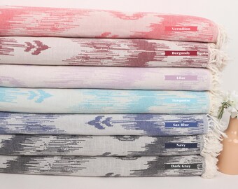 Pode incluir: Uma pilha de sete cobertores de lançamento estampados em várias cores, incluindo Vermelho-alaranjado, Borgonha, Lilás, Turquesa, Azul Sax, Azul Marinho e Cinza Escuro.