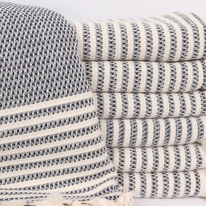 Cadeaux personnalisés, couverture à rayures, couverture tissée, jeté de lit pour canapé, couverture en coton bleu marine de 69 x 89 pouces, cadeaux de mariée,