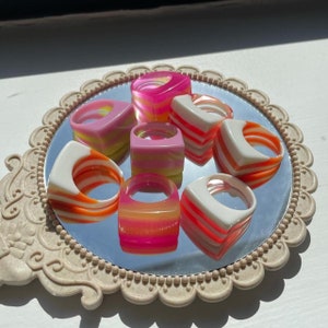 Anillos de resina con diseño de caramelos gruesos / Anillos gruesos / Anillos de resina / Anillos gruesos / Anillos llamativos / Anillos de los 90 / Anillos Y2K / Anillos modernos