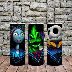 Può includere: Tre bicchieri isolanti neri e bianchi con immagini di personaggi di The Nightmare Before Christmas. Il primo bicchiere presenta Sally, il secondo Oogie Boogie e il terzo Jack Skellington.