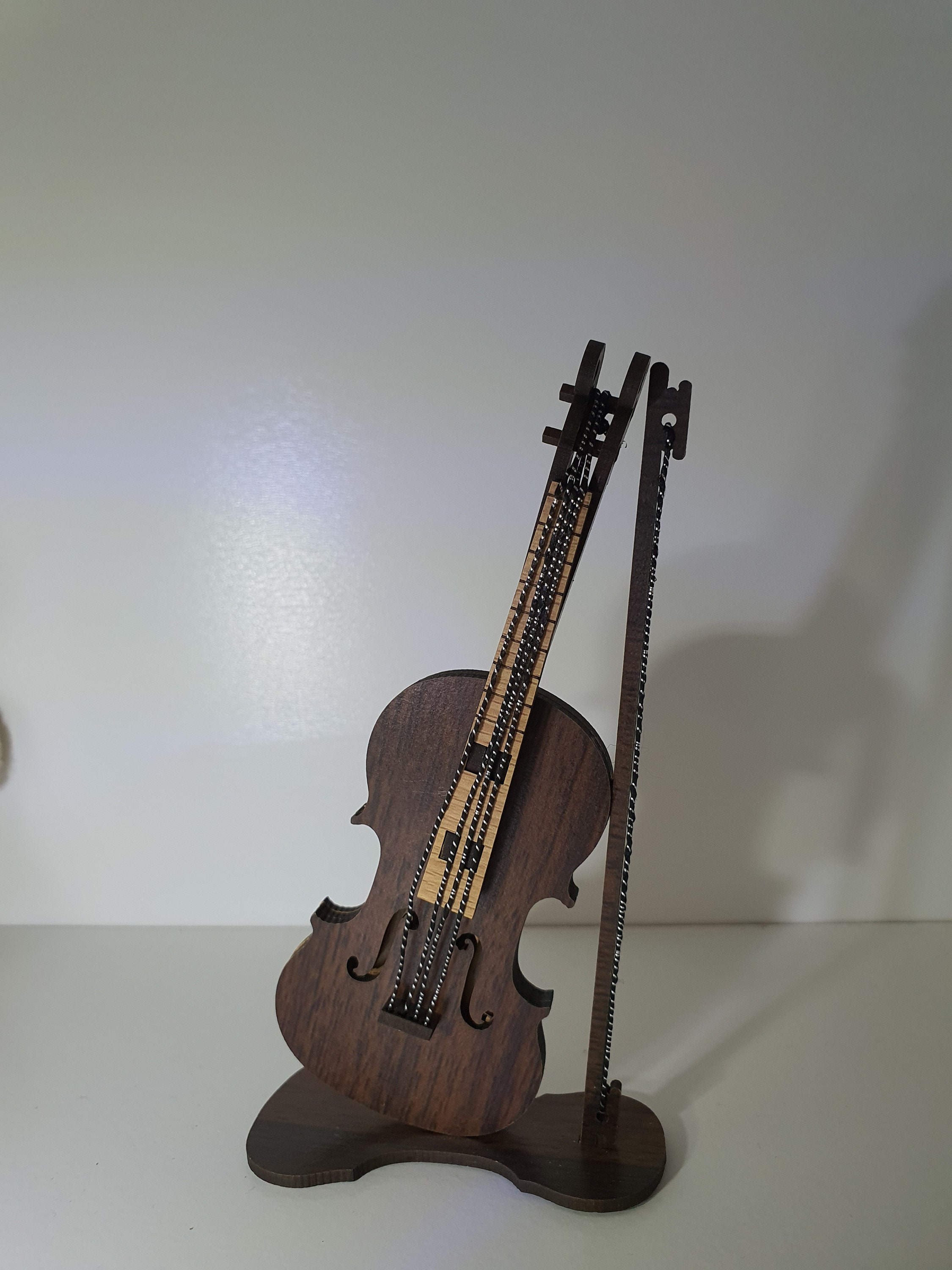 2 Miniatur-Geigen Als Puppenhaus-Zubehör – Fein Verarbeitet, ABS-Kunststoff, 8,2 Cm – Für Micro-Landschaften, Deko Oder Kleine Musik-Fans
