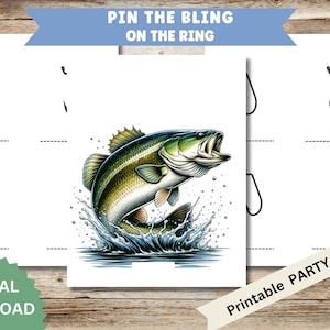 Pode incluir: Jogo imprimível para uma festa com tema de pesca. O jogo chama-se "Pin the Bling on the Ring". O tabuleiro do jogo apresenta uma ilustração de desenho animado de um peixe de baixo saltando para fora da água. Existem quatro anzóis no tabuleiro.