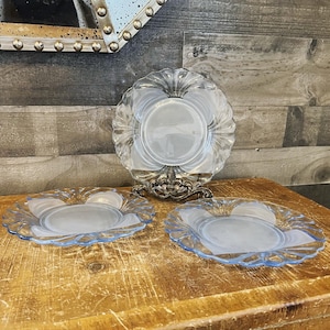 Platos de ensalada alpinos Cambridge Caprice azul claro de luna - juego de 3 - comedor elegante - vidrio azul - mesa con clase - fiesta de té - plato de postre