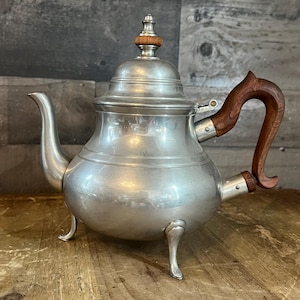 Vintage Williamsburg Restoration Stieff Pewter Brown Handle Footed Teapot