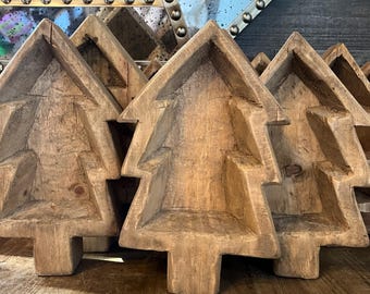 Rustikale handgeschnitzte hölzerne Weihnachtsbaum-Teigschüssel
