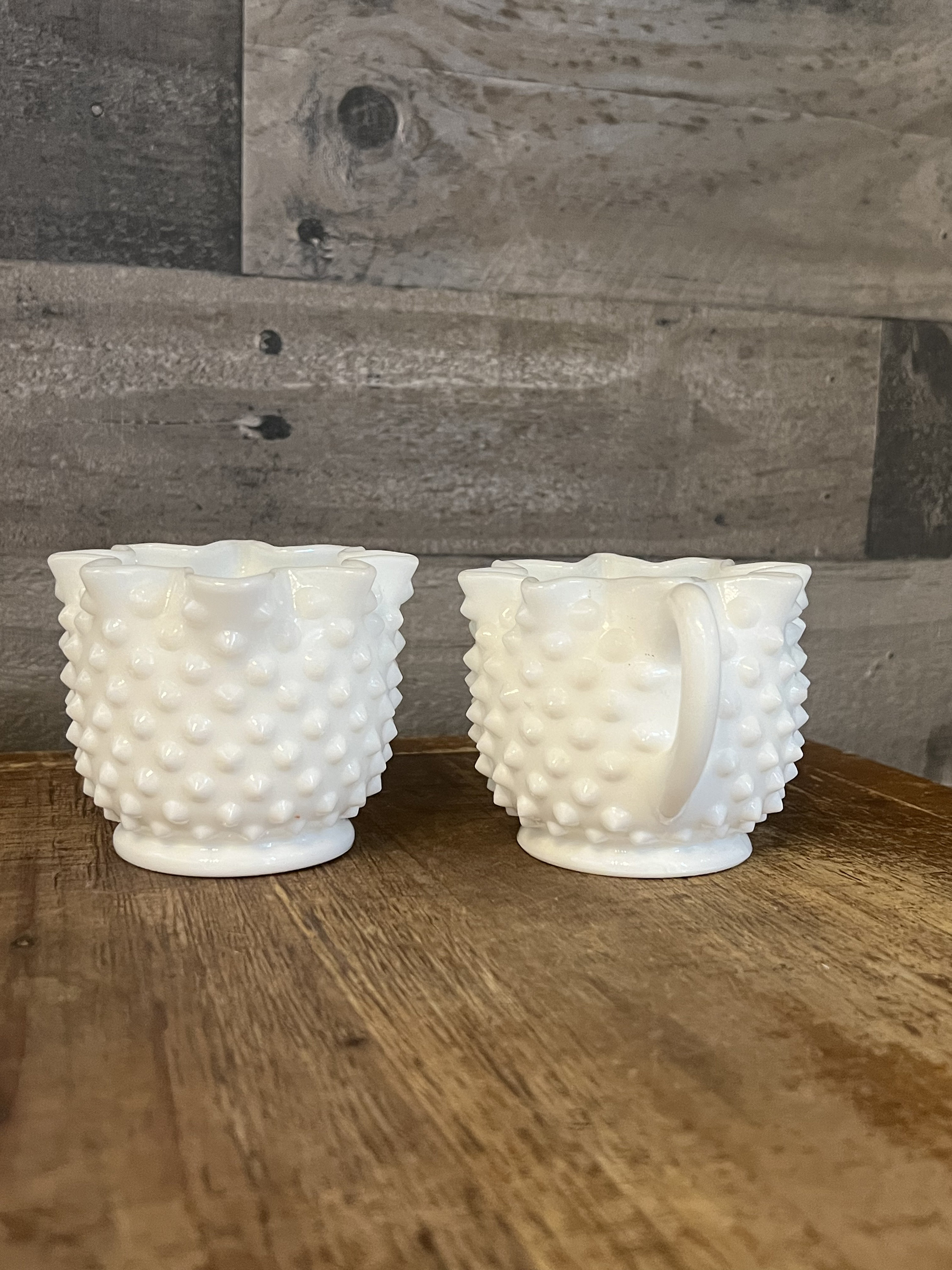 フェントン ホブネイル ミルクガラス ハンドル付きクリーム＆シュガー