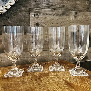 Elegante set van 4 vierkante helderglazen zware bekers op sokkelbasis - waterglazen - wijnglazen - cocktailglazen - gefacetteerde glazen