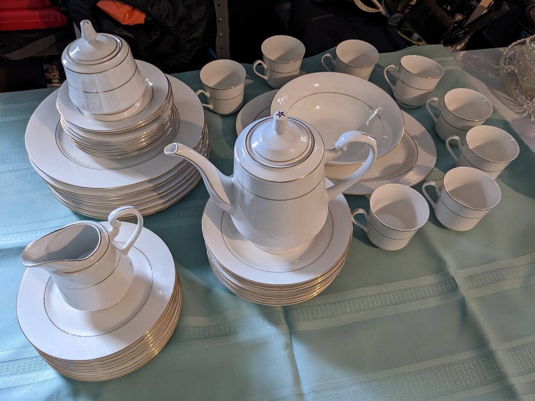 Sango Fine China Classic White With Gold Trim D'or FULL 8 Place Setting