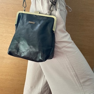 Purse closure black leather bag. Premium Spanish leather. Interchangeable handles.