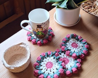 Set di 4 sottobicchieri a forma di fiore all'uncinetto con cestino, sottobicchieri floreali fatti a mano, decorazioni primaverili per la casa, grazioso regalo per la mamma, decorazioni per la tavola di Pasqua