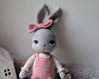 Conejito de crochet con lazo rosa: Juguete de conejo amigurumi hecho a mano