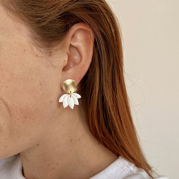 Goldene Statement-Ohrringe mit Lotus Blütenanhänger in Weiß oder Beige / Edelstahlstecker 18K vergoldet / Geschenkidee / Unikat