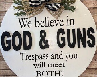 Letrero de puerta "Dios y Armas" - Colgador rústico redondo de madera - Decoración de puerta estilo granja - Decoración del hogar