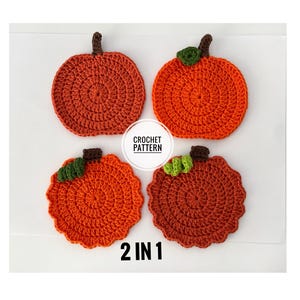 Può includere: Quattro sottobicchieri a forma di zucca fatti a mano all'uncinetto in tonalità arancioni, con accenti verdi e marroni. I sottobicchieri sono disposti a quadrato, con il testo "2 IN 1" in basso e "CROCHET PATTERN" in un cerchio al centro.
