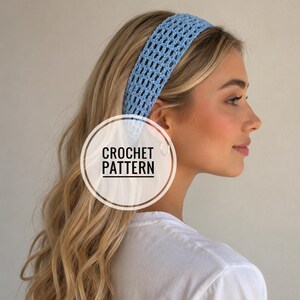 Pode incluir: Uma faixa de crochê azul-claro com um padrão de grade aberta. Uma sobreposição gráfica circular branca está centralizada na imagem, contendo o texto preto CROCHET PATTERN. A faixa é usada na parte superior da cabeça.