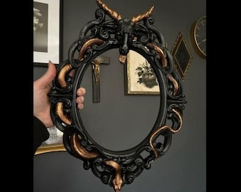 Handgemaakte sierlijke ovale gipsen slang slangenlijst met baphomet (goth, gotisch, occult, satanisch, alternatief)
