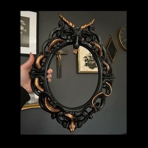Handgemaakte sierlijke ovale gipsen slang slangenlijst met baphomet (goth, gotisch, occult, satanisch, alternatief)
