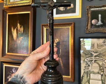 Crucifijo antiguo de pie (gótico, cruz, religioso, Jesús)