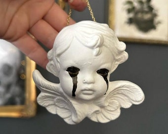 Handgemaakt gipsen huilende engeltje engel muurornament donker gotisch griezelig decor