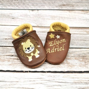 Crawling shoes with name lion with body