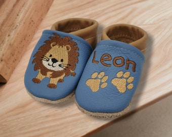 Zapatos para gatear con el nombre León.