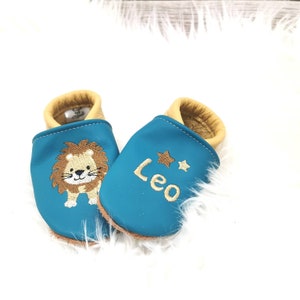 Crawling shoes with name lion with body