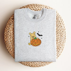 BESTICKTES Herbst Winnie Puuh Sweatshirt, Benutzerdefinierte Sweatshirt, Herbst Pullover, Halloween Sweatshirt, Vintage Pullover, Herbst Thema Rundhalsausschnitt