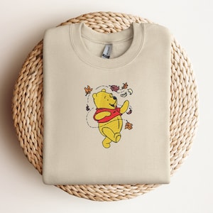 BESTICKTE Herbst Winnie Puuh Sweatshirt, Halloween Sweatshirt, Benutzerdefinierte Sweatshirt, Herbst Pullover, Vintage Pullover, Herbst Thema Rundhalsausschnitt
