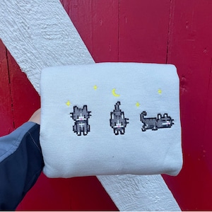 Besticktes Stardew Valley Katzen-Sweatshirt, gemütliches Gamer Geschenk, perfekt für Herbst Pixel Art Liebhaber, weiches, von Spielen inspiriertes Kleid