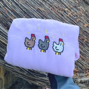 Embroidered Stardew Valley Chicken Sweatshirt, Ideal Gift for Gamers, Shine in Gaming-Inspired Style, Handmade Cozy Gaming Apparel