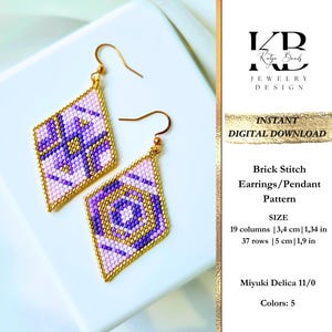 Può includere: Due orecchini a forma di diamante con un motivo a punto mattone nei toni del viola, lavanda e oro. Gli orecchini hanno ganci color oro e sono esposti su una superficie bianca. Il design include il testo "DOWNLOAD DIGITALE ISTANTANEO".