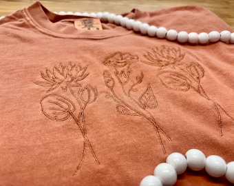 Camiseta con flores personalizadas para el mes de nacimiento, regalo para mamá o abuela, camiseta conmemorativa bordada