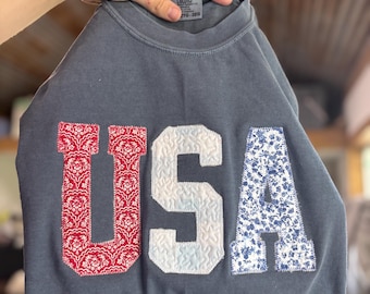 Camiseta acolchada con letras USA bordadas, estilo patriótico veraniego vintage, cómoda y colorida.