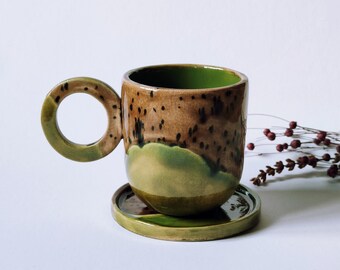 Taza de café de cerámica. Taza decorativa estilo kiwi, elaborada artesanalmente. Idea de regalo | Taza decorativa. Taza de café