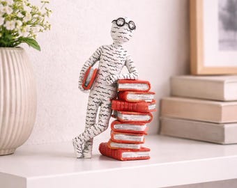 Figura de lector: escultura y decoración de diseño moderno de libros.
