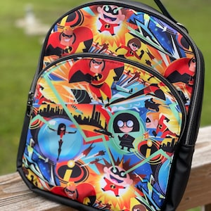 Puede incluir: Una colorida mochila con personajes de Los Increíbles. El diseño incluye imágenes de Mr. Increíble, Elastigirl y otros personajes en una escena vibrante y llena de acción. La mochila tiene un asa y ribete negros.